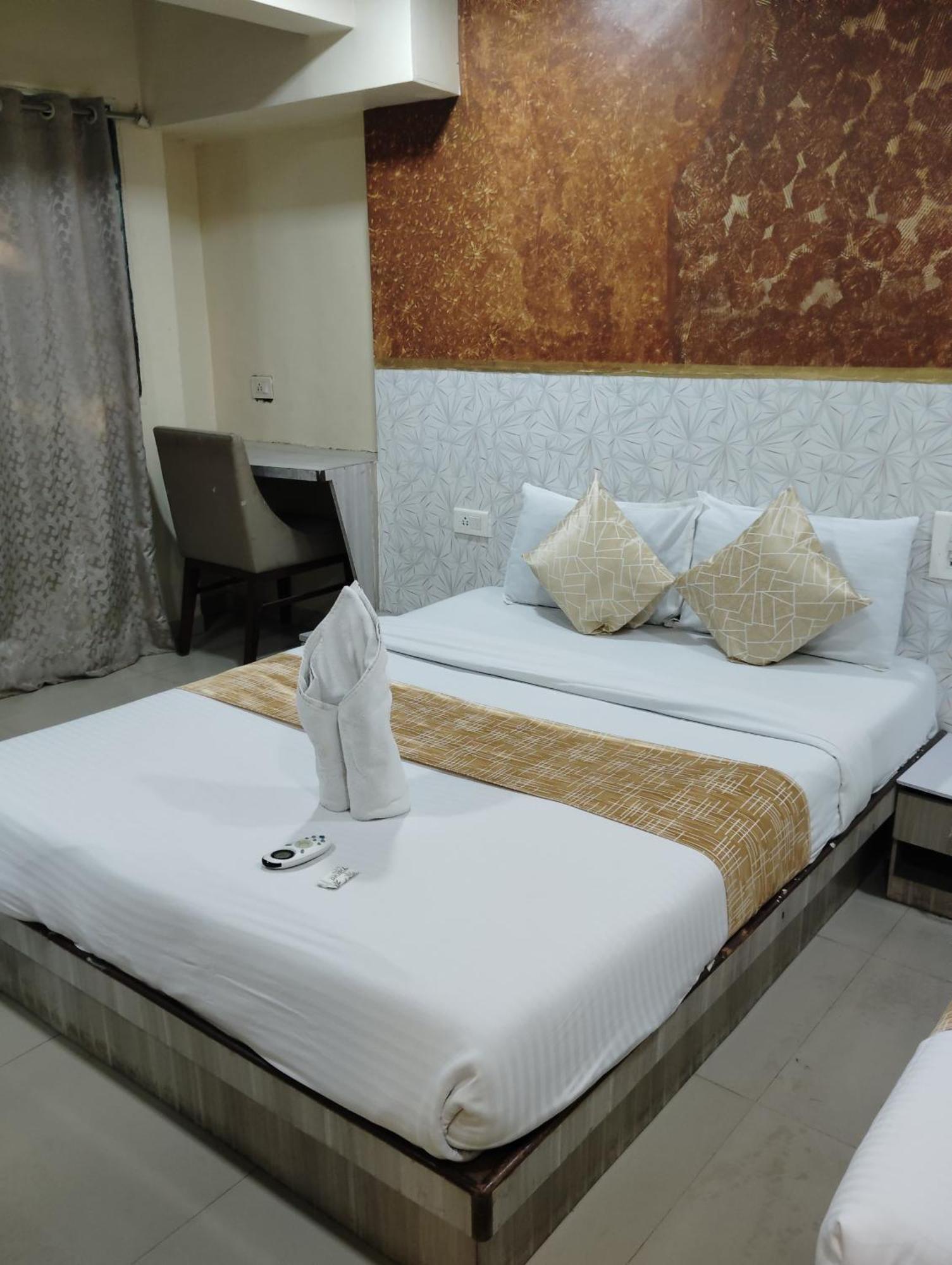 Hotel Crystal Park Near Nesco Exhibition Center Bombay Eksteriør billede
