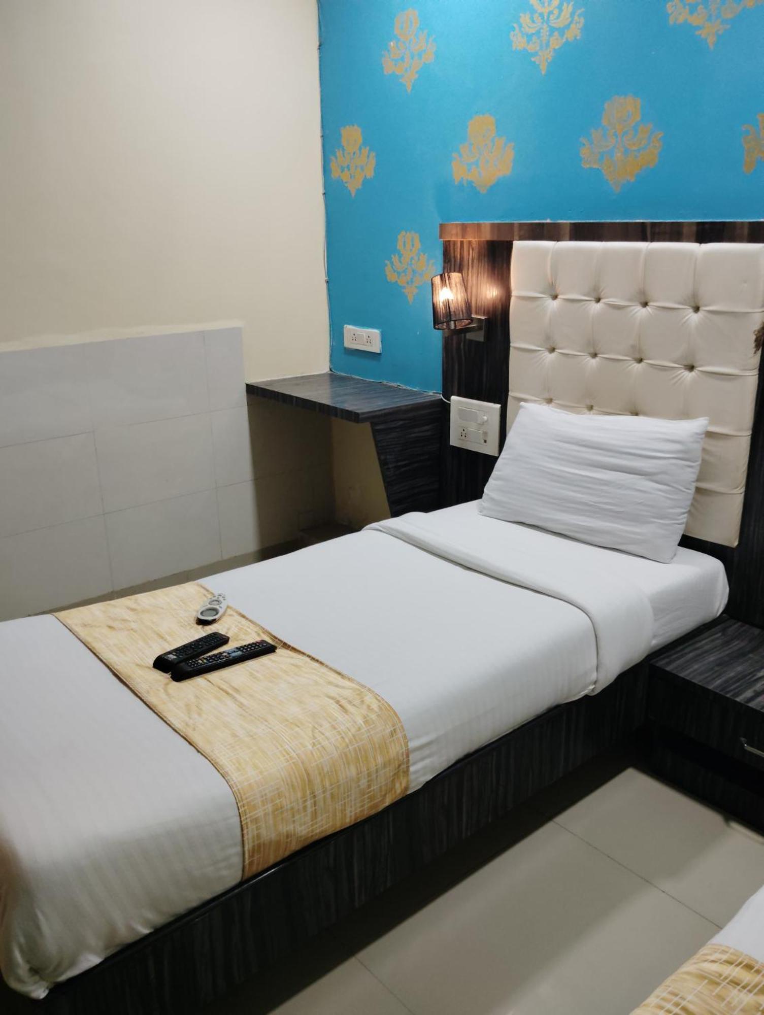 Hotel Crystal Park Near Nesco Exhibition Center Bombay Eksteriør billede