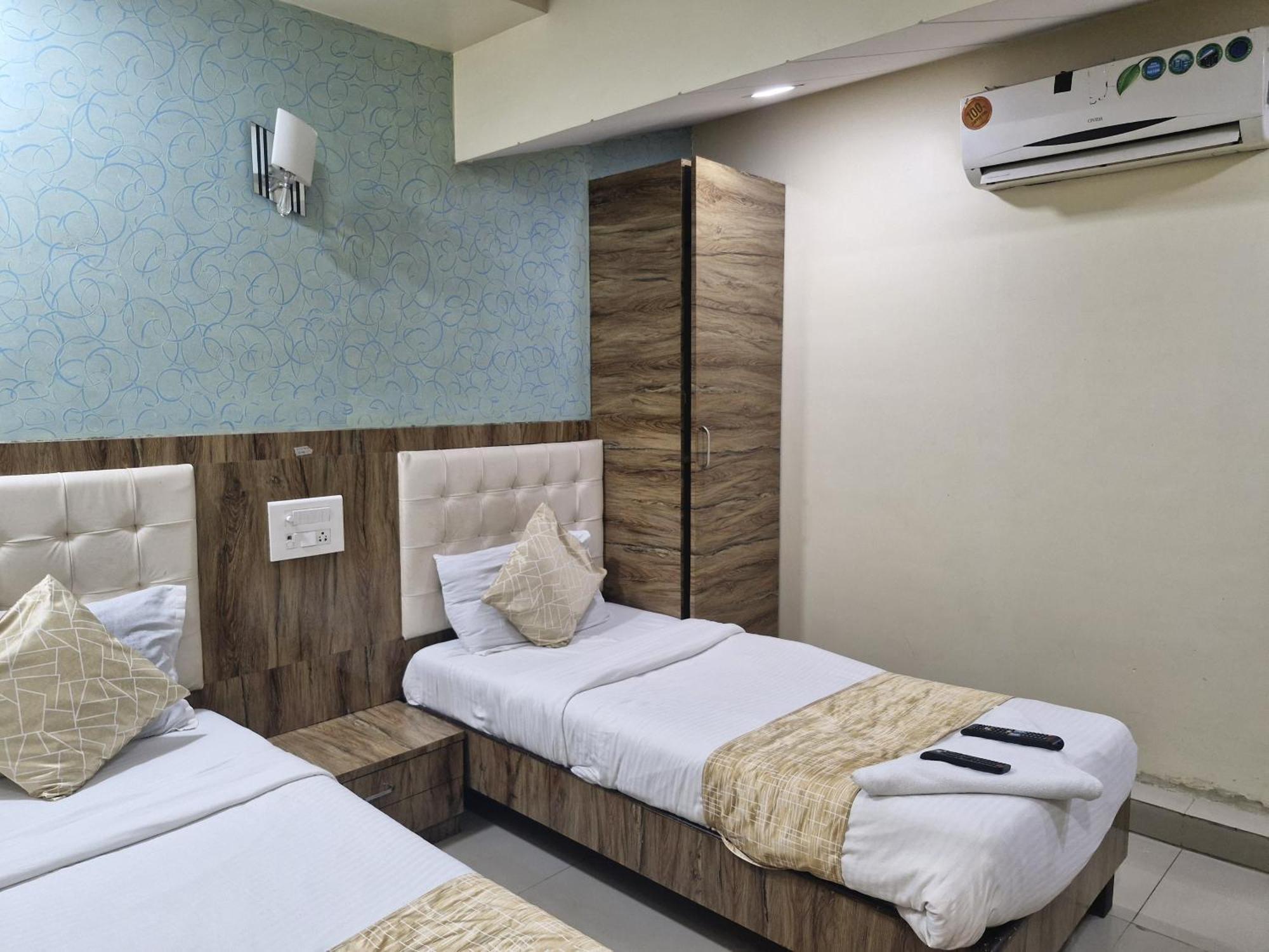 Hotel Crystal Park Near Nesco Exhibition Center Bombay Eksteriør billede
