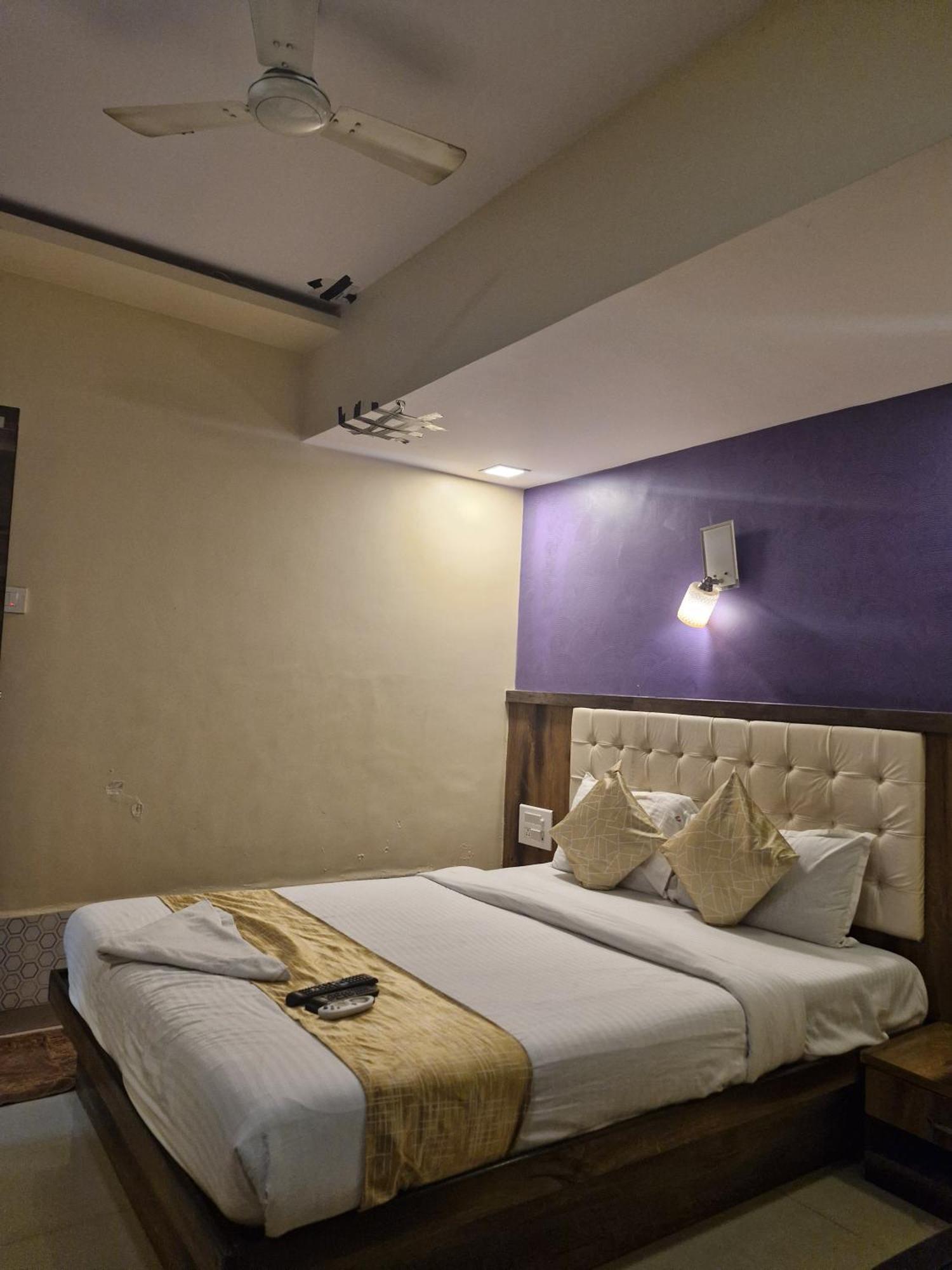 Hotel Crystal Park Near Nesco Exhibition Center Bombay Eksteriør billede