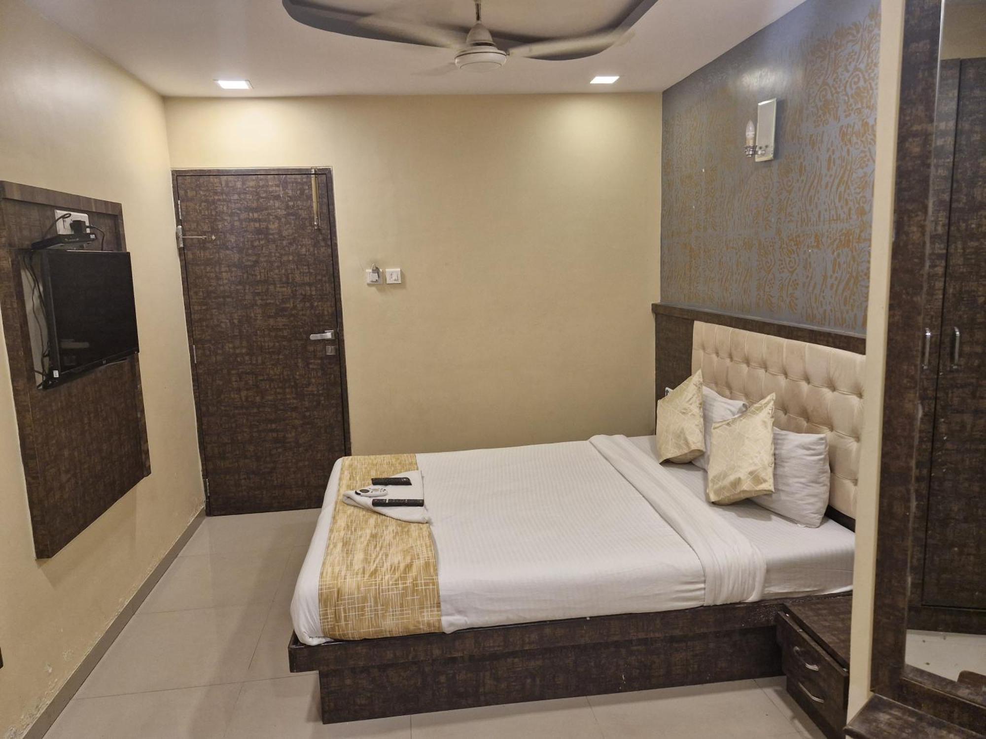 Hotel Crystal Park Near Nesco Exhibition Center Bombay Eksteriør billede