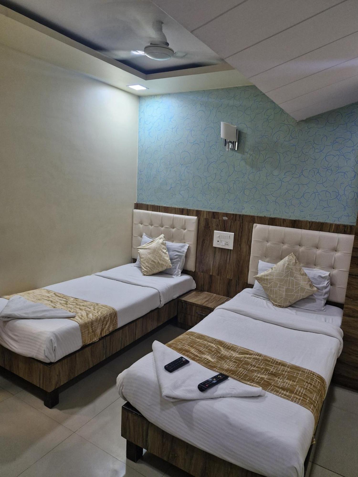 Hotel Crystal Park Near Nesco Exhibition Center Bombay Eksteriør billede